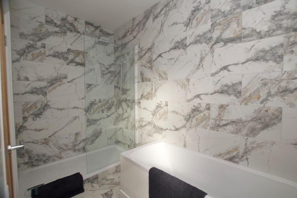 Beautiful Large 3-Bed Coastal Flat With Parking. Apartman Frinton-on-Sea Kültér fotó