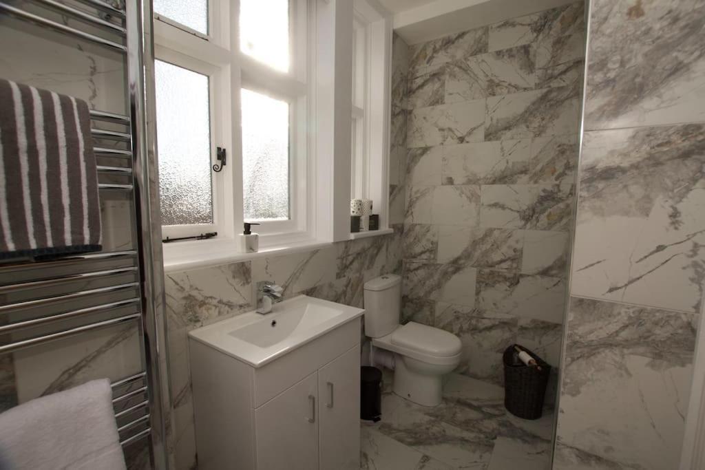 Beautiful Large 3-Bed Coastal Flat With Parking. Apartman Frinton-on-Sea Kültér fotó