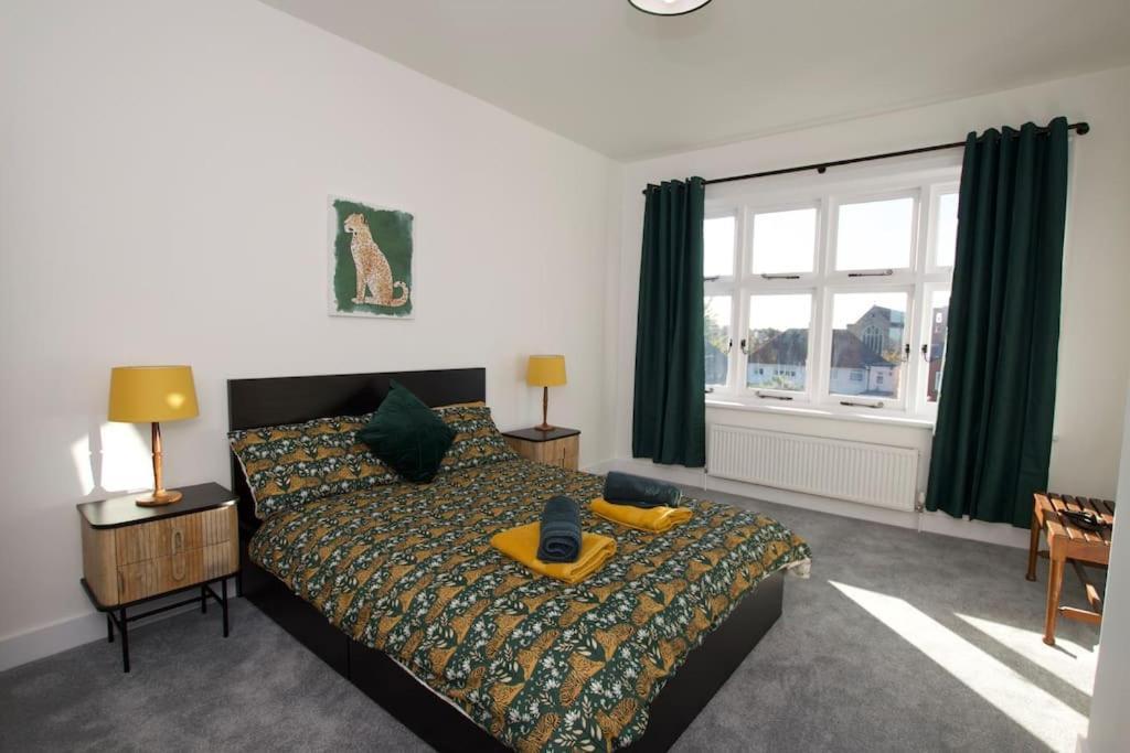 Beautiful Large 3-Bed Coastal Flat With Parking. Apartman Frinton-on-Sea Kültér fotó