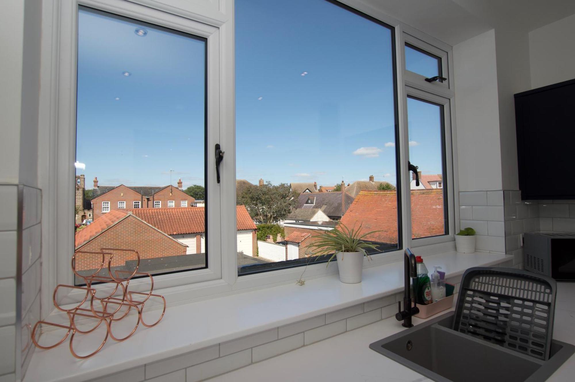 Beautiful Large 3-Bed Coastal Flat With Parking. Apartman Frinton-on-Sea Kültér fotó